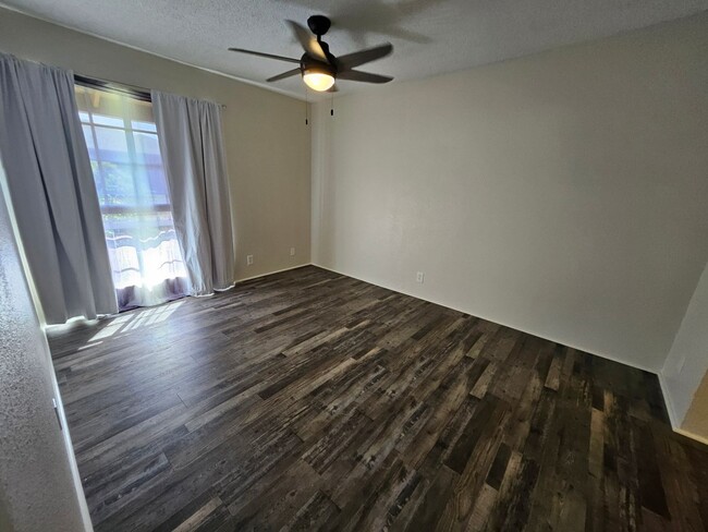 Building Photo - Pet Friendly Upstairs 2/1.5-bedroom North ...