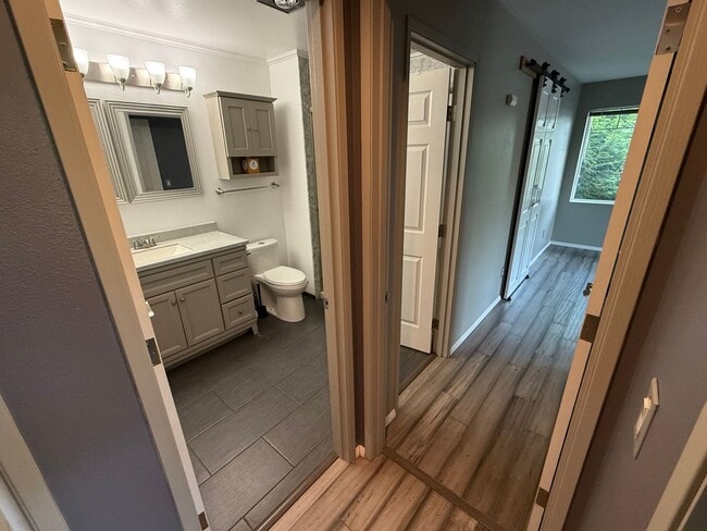 Building Photo - Updated Kent Townhome - Private Garage & AC