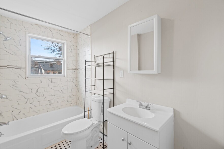 Building Photo - 170 Mapes Ave