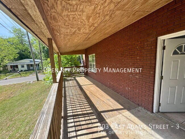 Building Photo - 803 E Adams St