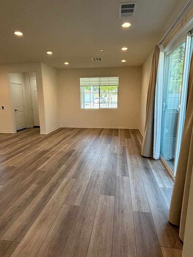 Building Photo - Bright Four-Bedroom Townhome in Whittier and Walkable Palm Park
