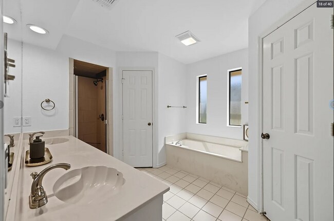 Building Photo - 2707 Edinboro Dr