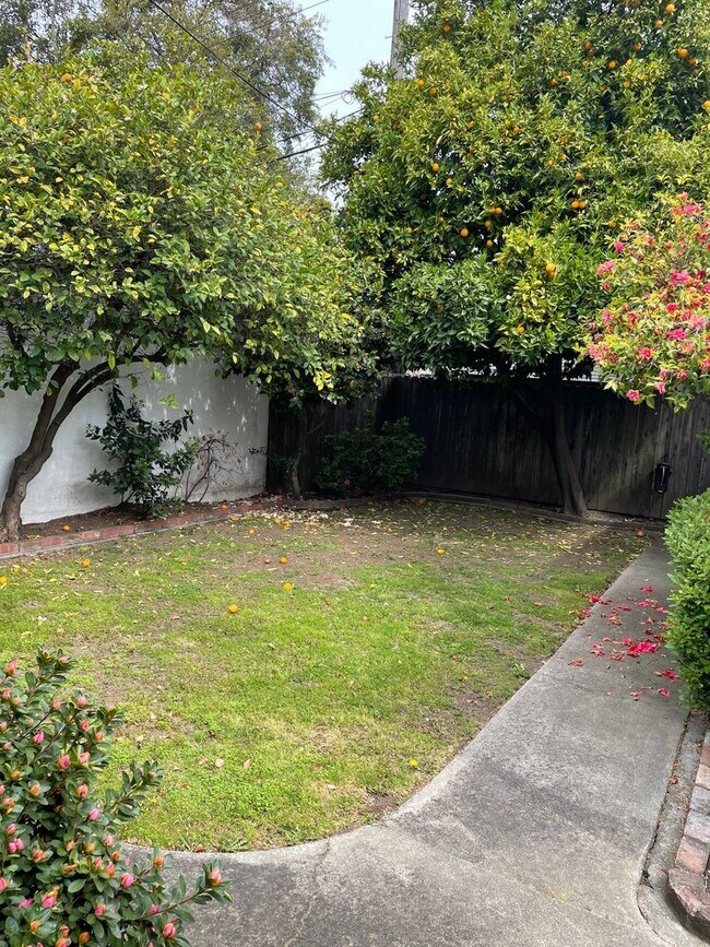 Building Photo - Great 2 Bedroom 1 Bathroom Home in Land Park