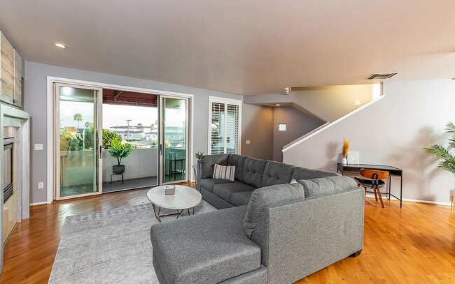 Building Photo - Luxurious Carlsbad Beach Townhouse - Your ...