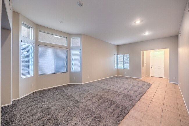 Building Photo - Gorgeous 6Bed/5Bath/4Car, 2-Story Home located in the Mountains Edge