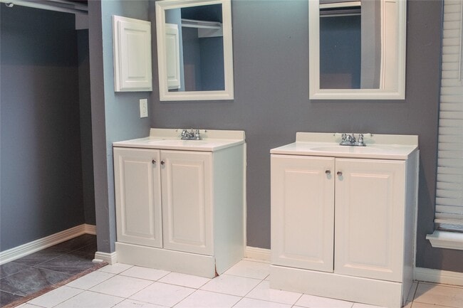 Building Photo - 13106 Hollowcreek Park Dr