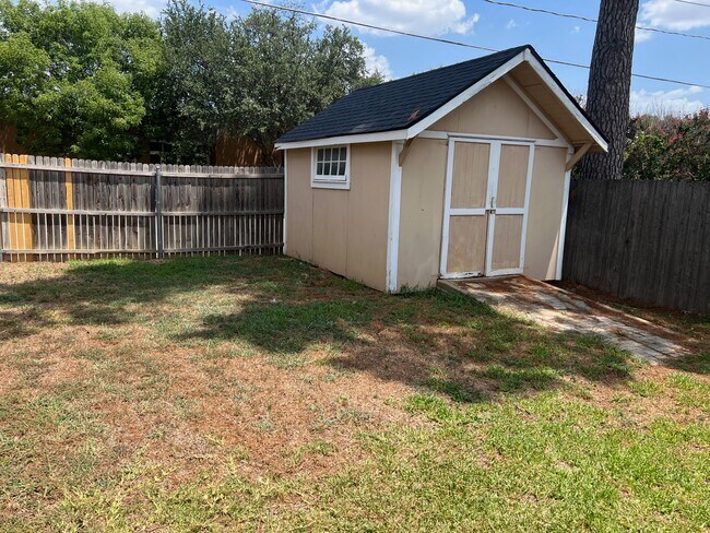 Building Photo - 1821 E Cedar Elm Dr