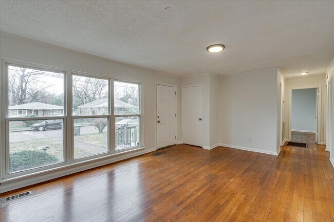 Building Photo - 2000 Milne St