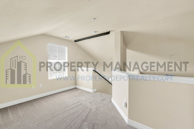 Building Photo - Spacious 2 (or 3!) Bed Condo in Gated Comm...
