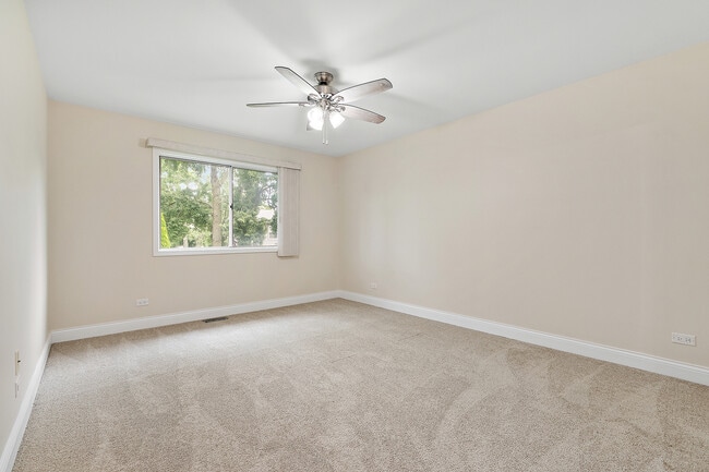 Building Photo - 320 Thistle Dr