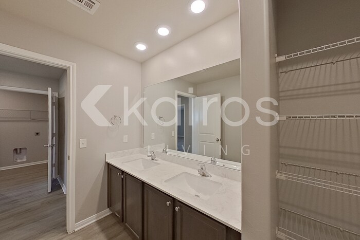 Building Photo - 721 St James Pl