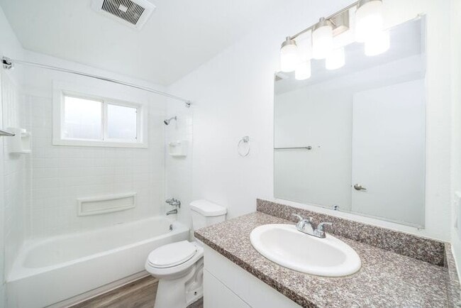 Building Photo - Spacious 2x1 unit with 1st month free! Only $1395