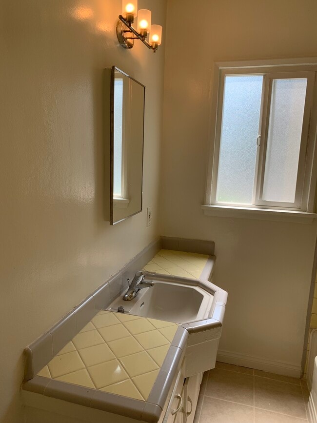 Building Photo - 408 N Doheny Dr