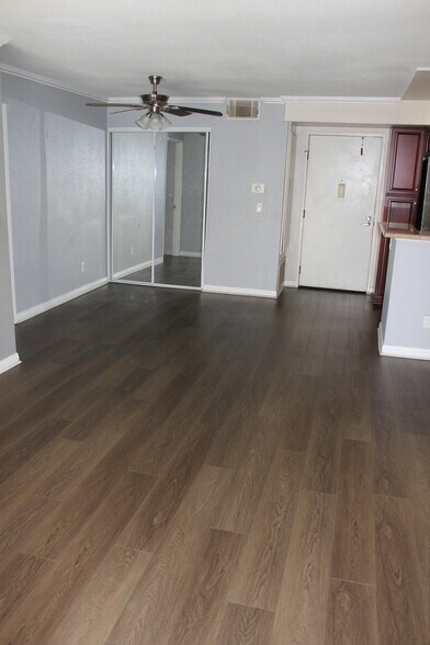 Building Photo - 21450 Burbank Blvd