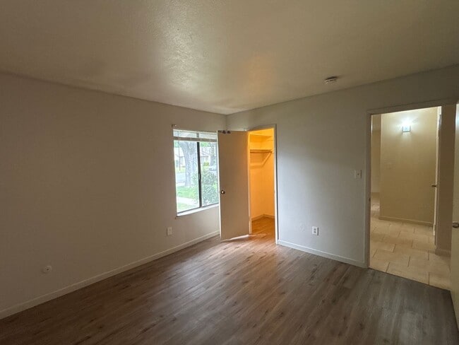 Building Photo - CHARMING 3 BEDROOM 2 BATHROOM SINGLE-STORY IN STOCKTON!