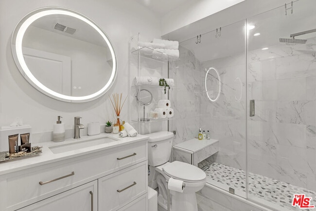 Building Photo - 7076 Park Manor Ave