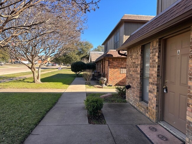 Building Photo - 4913 El Campo Ave