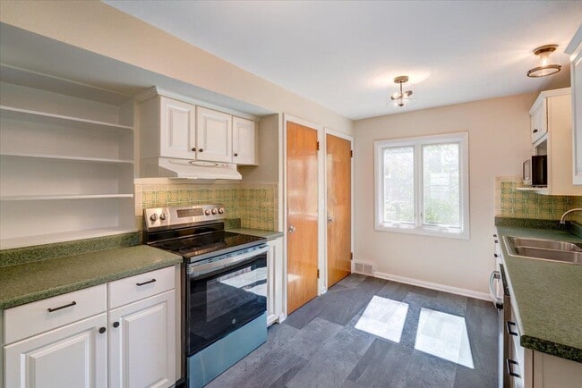 Building Photo - 401 Merrill Crest Dr