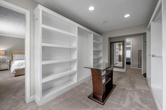 Building Photo - 500 Laketower Dr