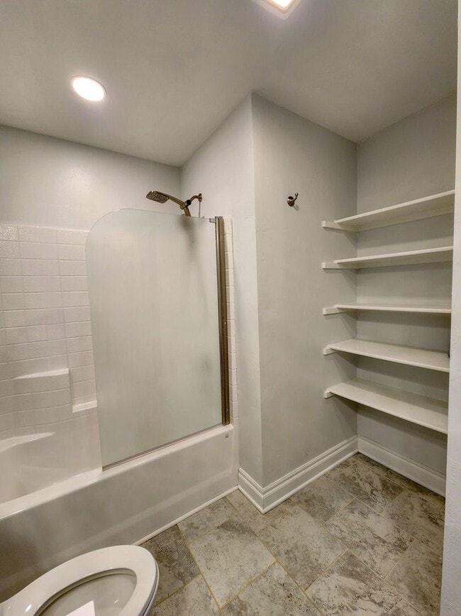 Building Photo - 3 bed, 2 bath home in Shawnee!