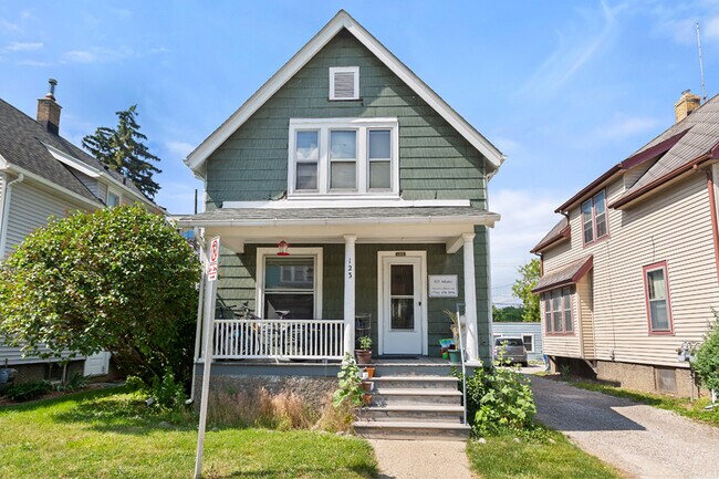 Building Photo - 123 Adams St