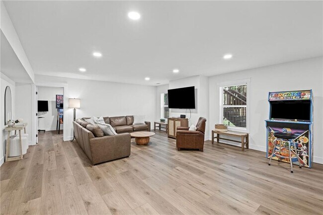 Building Photo - 149 Treeline Trl
