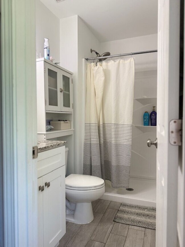 Building Photo - Charming Navarre Home on Nearly Half an Acre