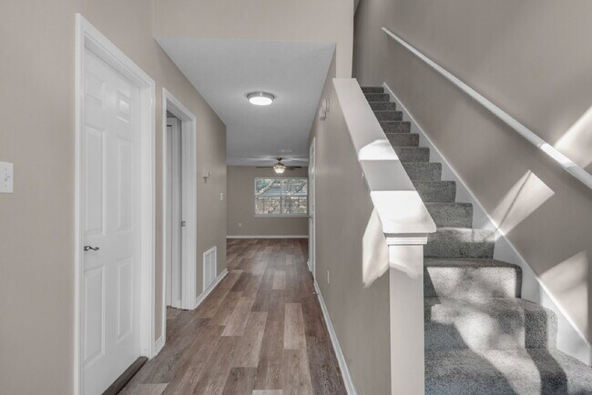 Building Photo - "Charming 2-Bed Townhouse Retreat with 2.5 Baths on Tooke Street!"
