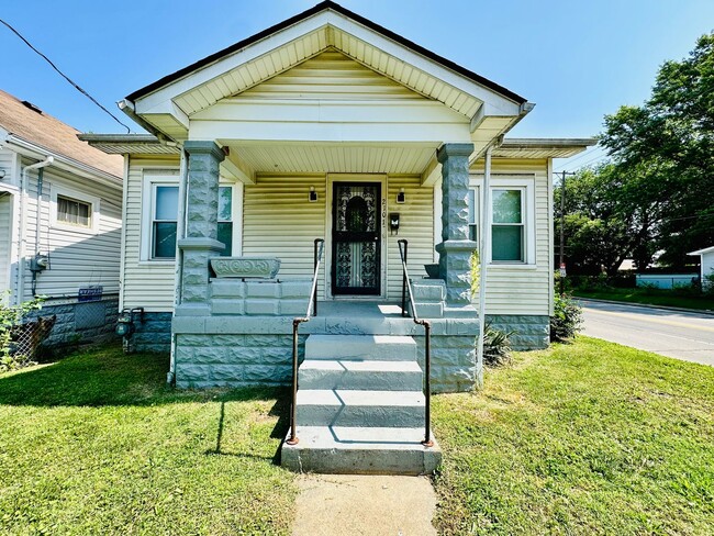 Primary Photo - Adorable 2 bedroom home with two living ar...
