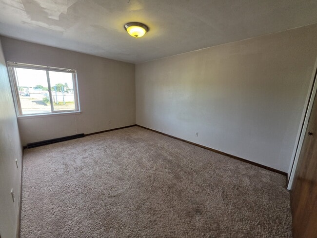 Building Photo - Large 1 Bedroom with Bonus Room - Available Now!
