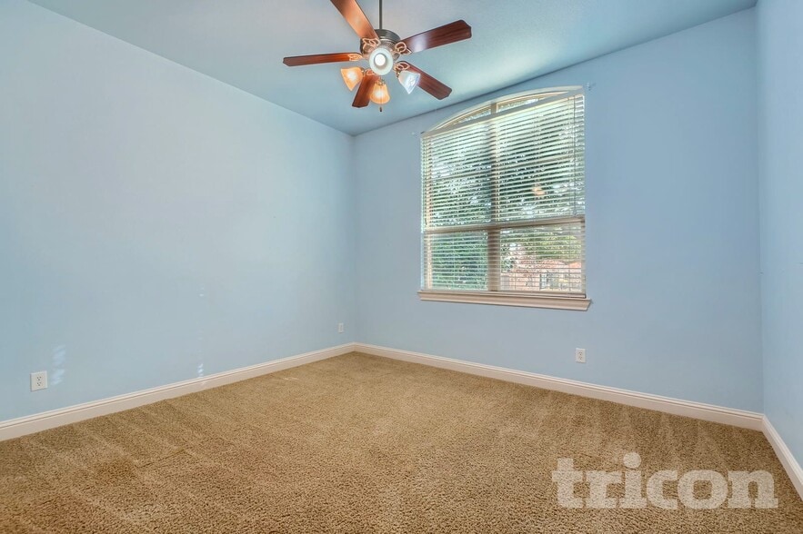 Building Photo - 727 Fairfax Lane