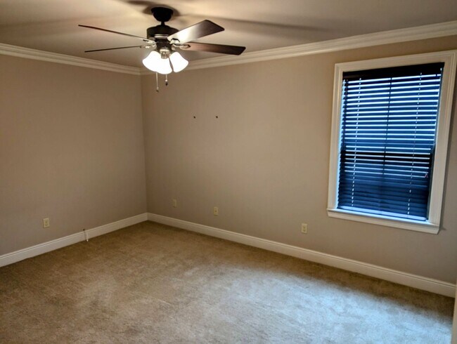 Building Photo - Luxury Awaits in Miramar!