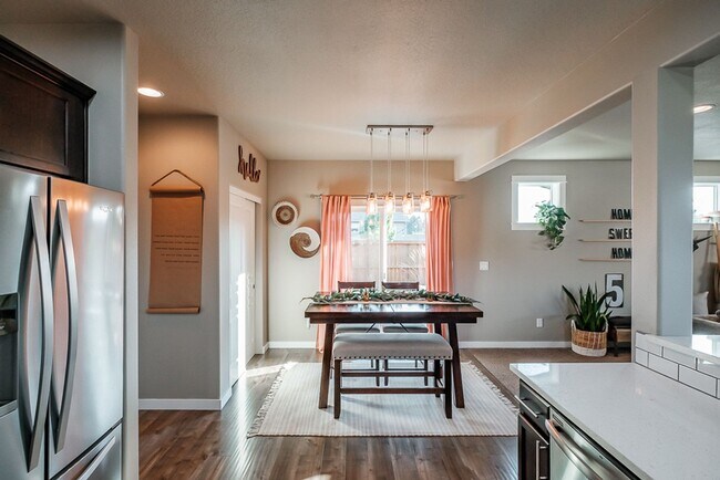 Building Photo - Beautiful 3 Bedroom on Large Corner Lot!