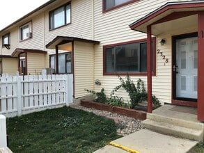 Building Photo - Centrally Located, 2 Bedroom Townhouse w/Garage