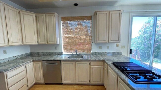 Building Photo - Martinez Beautiful 4 bedroom 3 bath home! ...