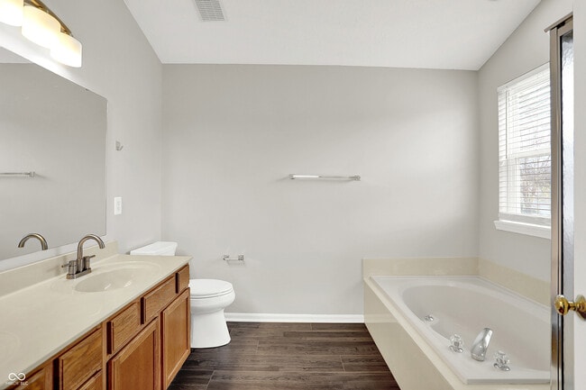 Building Photo - 5761 Cantigny Way S