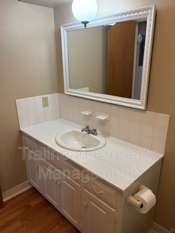 Building Photo - 5884 W 58th St