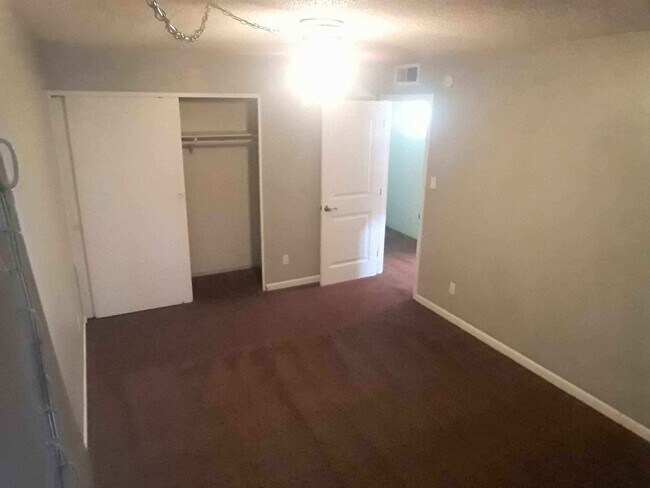 Building Photo - Fantastic 2 bedrooms and 1 bathroom Townhouse for Lease