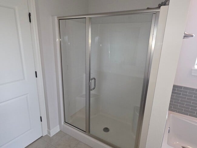 Building Photo - Like New 5 bedroom Pewaukee home in Broken...