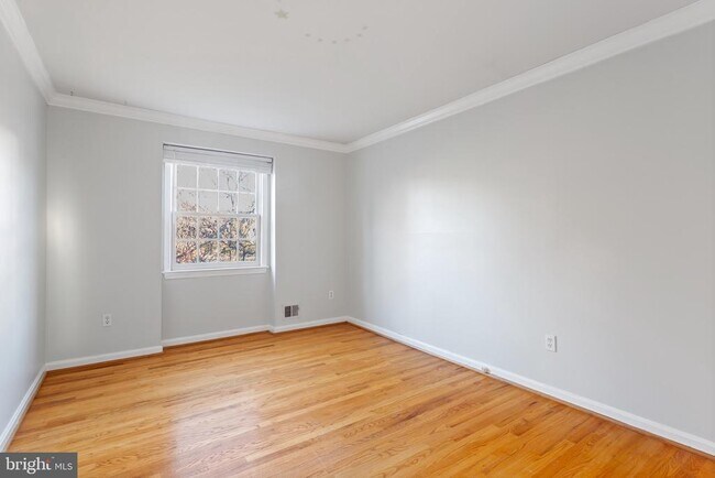 Building Photo - 6800 Melrose Dr