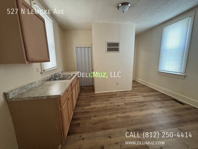 Building Photo - 527 N Lemcke Ave