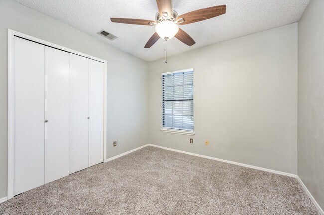 Building Photo - 1925 Parkside Dr