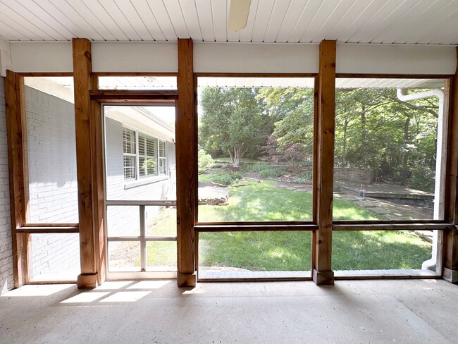 Building Photo - 3 Bedroom House: Walking Distance to Campu...