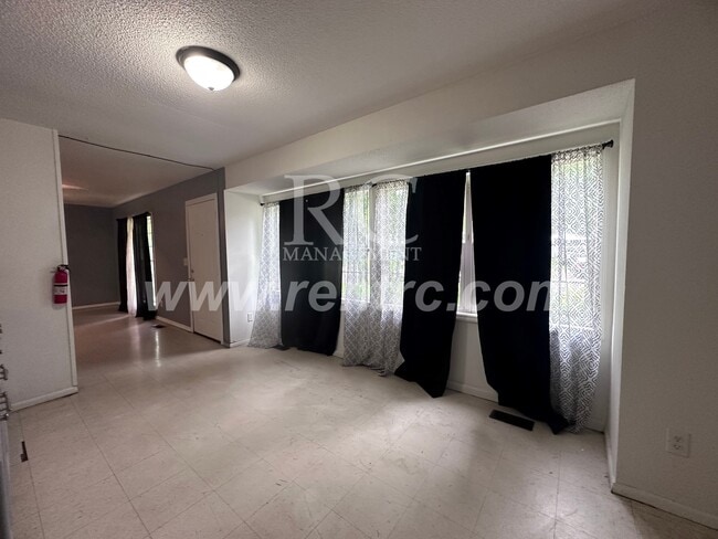 Building Photo - 1007 Shasta-