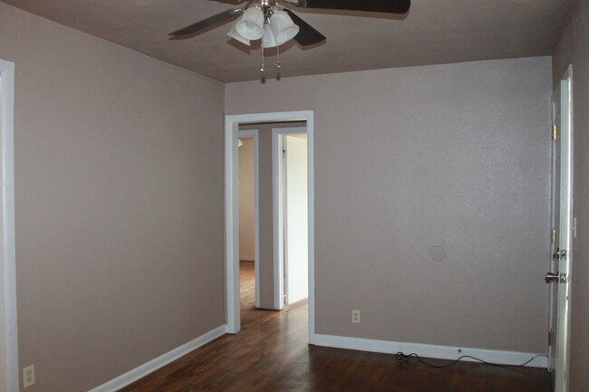 Building Photo - A Real Comfy Home! $100.00 OFF - First Mon...