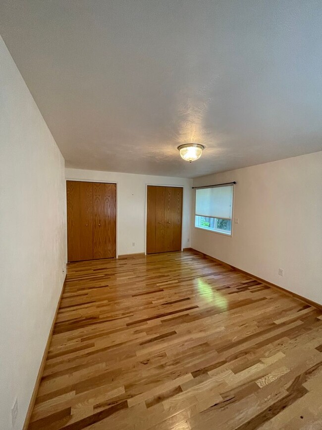 Building Photo - Large 4 Bed/ 2 Full Bath Home in the Gilha...