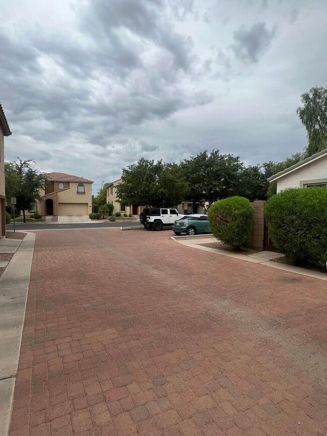 Building Photo - 4-bedroom and loft in the Willows with com...