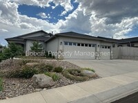 Building Photo - 877 Vista Park Dr