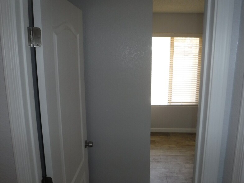 Building Photo - 712 N Santa Barbara #16