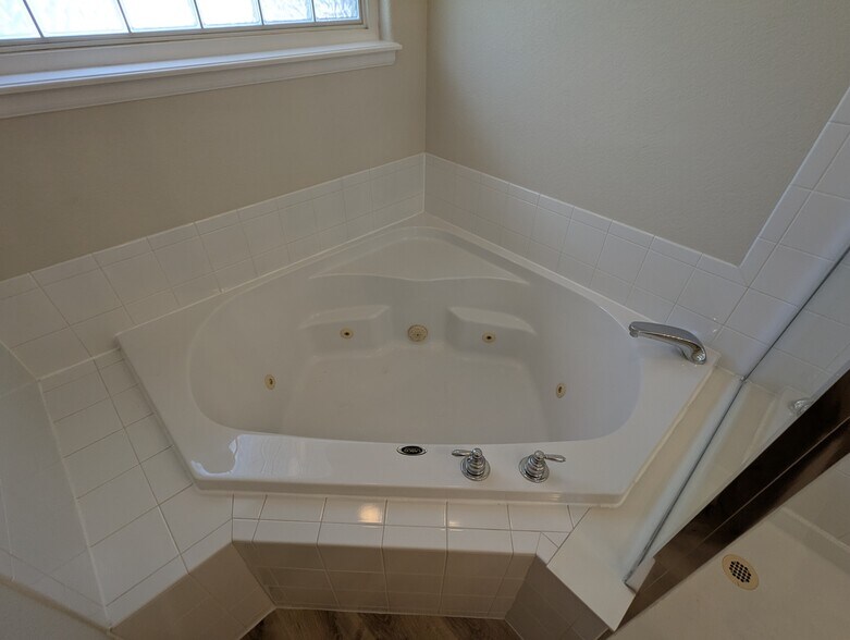 Master jacuzzi - 711 Gateway Cir